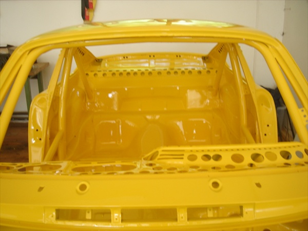 Gewichtserleichterte Rohkarosse eines Club Sport 911 RS Replika mit eingeschweißtem Überrollkäfig