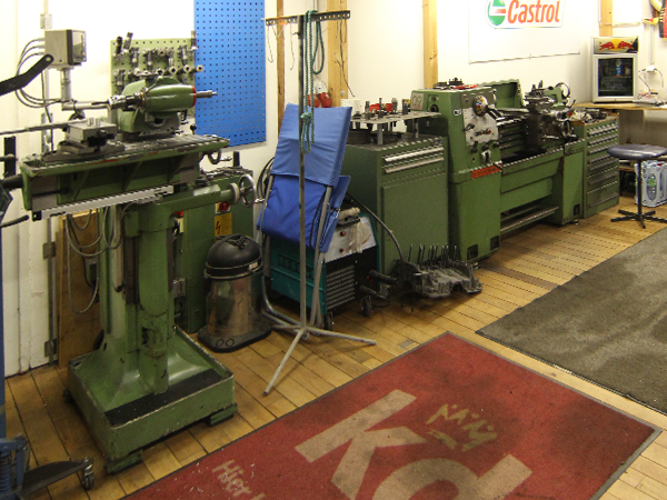 links: Fräsmaschine mit angesetzem Wohlhaupter für präziseste Überarbeitungen und Sonderanfertigungen