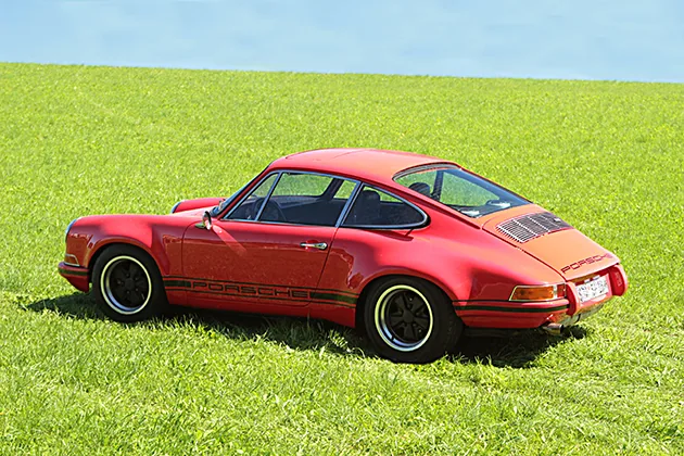 Roter Porsche 911 Retro Classic in 2,3-ST-Optik, Heck-3/4-Ansicht auf Wiese, Niederhof Fahrzeugveredelung