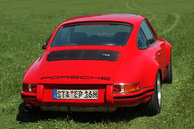 Roter Porsche 911 Retro Classic Heckansicht mit Auspuff und Bürzel, Niederhof Tutzing