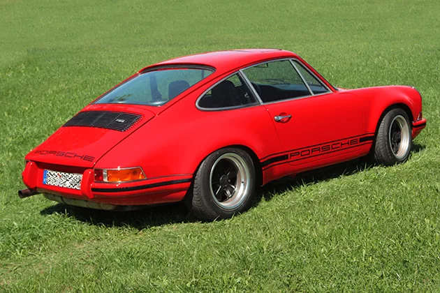 Roter Porsche 911 Retro Classic 3/4-Heck rechts mit Carrera-Schwellerschriftzug