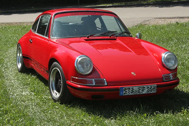 Roter Porsche 911 Retro Classic Frontansicht mit Niederhof-Branding