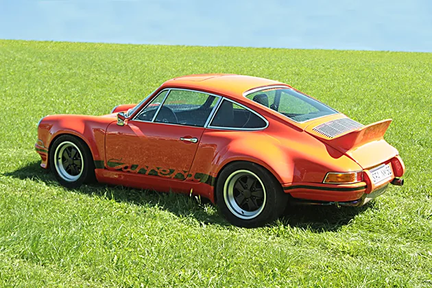 Blutoranger Porsche 964 Retro Classic in 2,8-RSR-Optik mit Entenbürzel, Heck-3/4-Ansicht