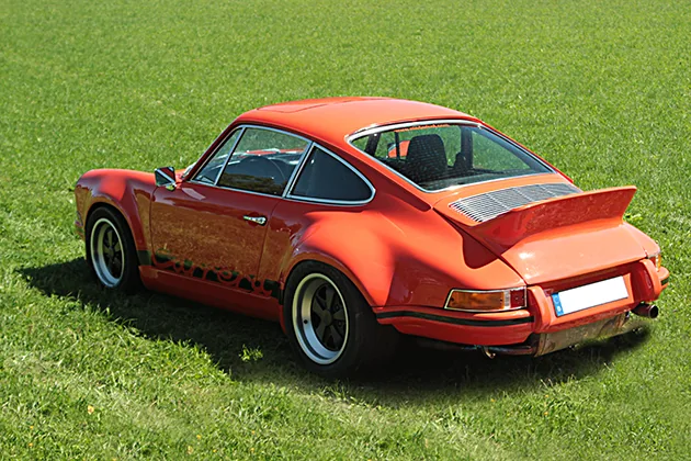 Blutoranger Porsche 964 Retro Classic 3/4-Heck rechts mit breiten Kotflügeln