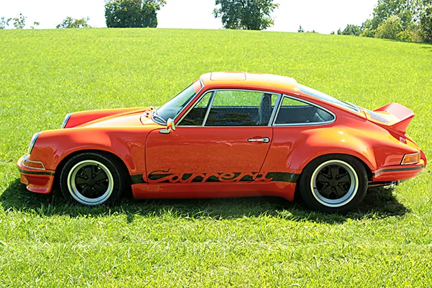 Blutoranger Porsche 964 Retro Classic Seitenansicht mit Carrera-Schwellerschriftzug