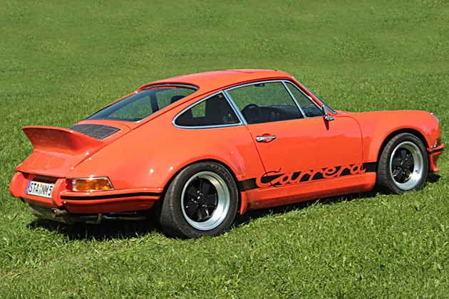 Blutoranger Porsche 964 Retro Classic 3/4-Heck mit Niederhof-Branding, Tutzing