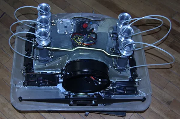 Porsche 911 Einspritzmotor mit mechanischer Einspritzpumpe auf Werkbank, Niederhof Tutzing
