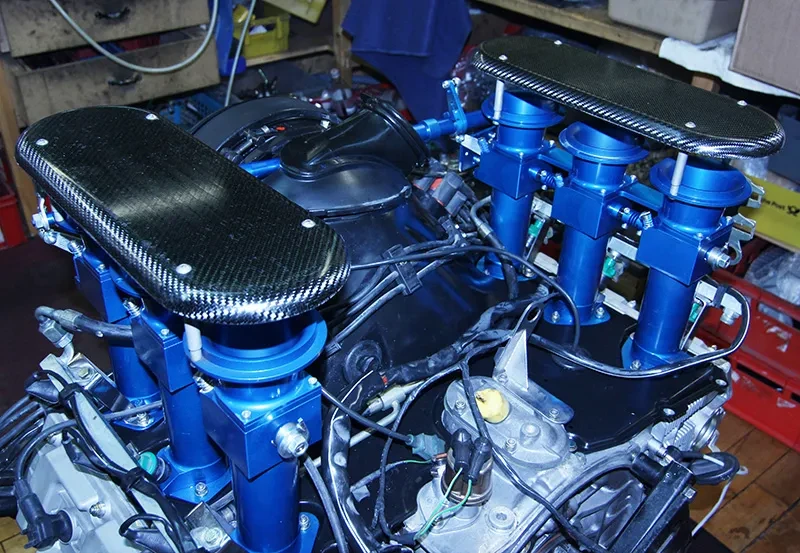 Porsche 911 Motor mit Vergasern und Airbox