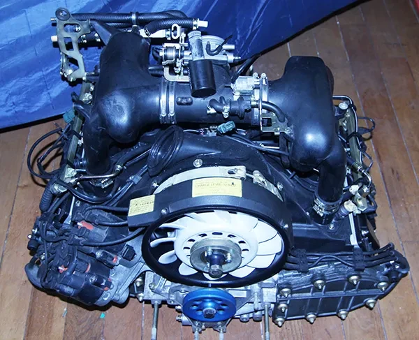 Porsche 911 Motor mit blauen Trichtern und polierten Anbauteilen
