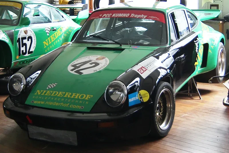 Der Niederhof 400-PS-911er, PCC Kumho Trophy, in der Tutzinger Werkstatt