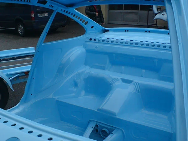 Porsche 911 Rohkarosserie mit Rollkäfig von innen, hellblau grundiert, Niederhof Leichtbau
