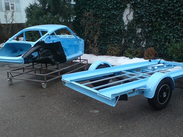 911er Karosserie auf Rolltrailer zwischen Stationen der Leichtbau-Werkstatt