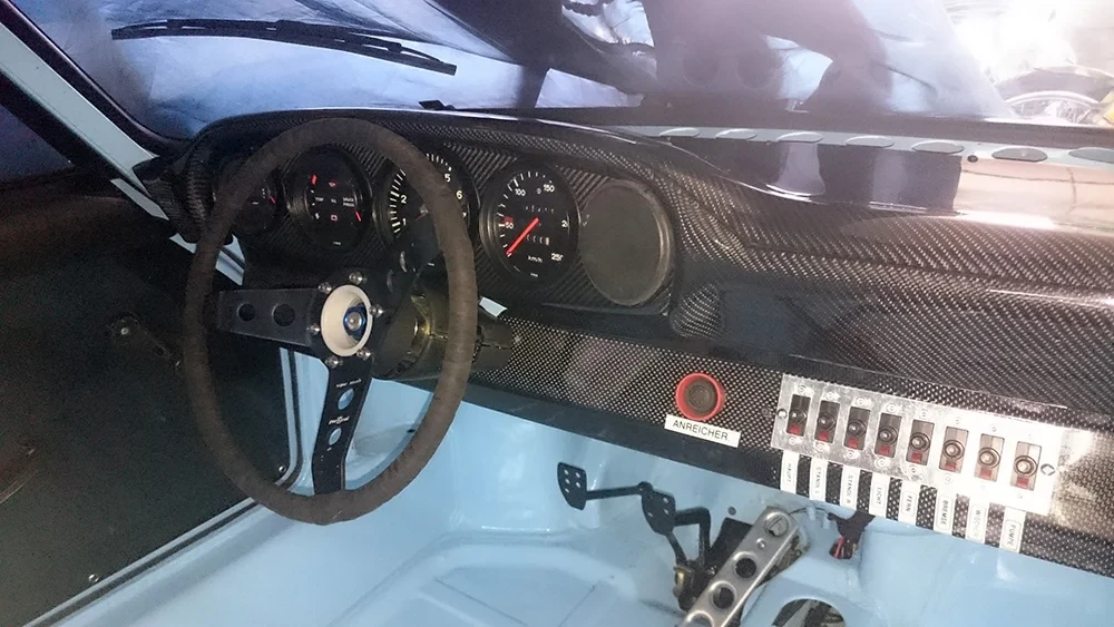 Cockpit des 2.3 ST mit Lederlenkrad und freigelegtem Boden, 911er Leichtbau