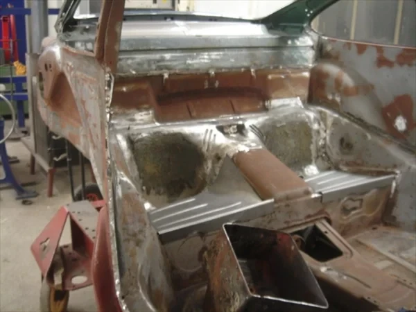 Von Hand angefertigte Sitzmulde in Porsche 911 F-Modell 1973, Niederhof Karosseriearbeit