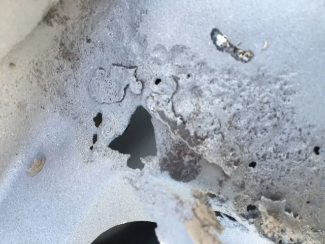 Porsche 911 Bodenblech mit großflächigem Rostschaden nach Sandstrahlen, Niederhof Tutzing