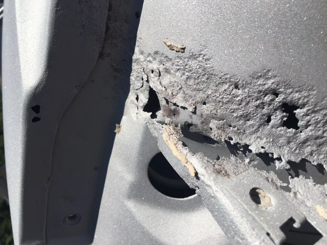 Porsche 911 Schweller-Bereich mit großem Durchrostungs-Loch nach Sandstrahlen sichtbar