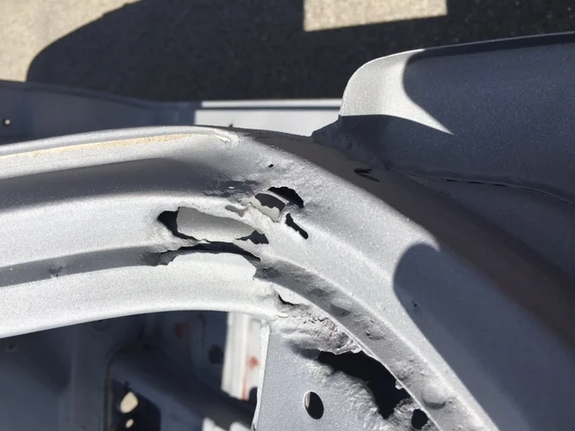 Porsche 911 Türrahmen aufgerissen mit Rostschaden nach Glasperlenstrahlen